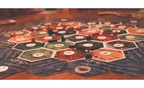How to choose a board game based on the number of players, complexity, and mechanics?